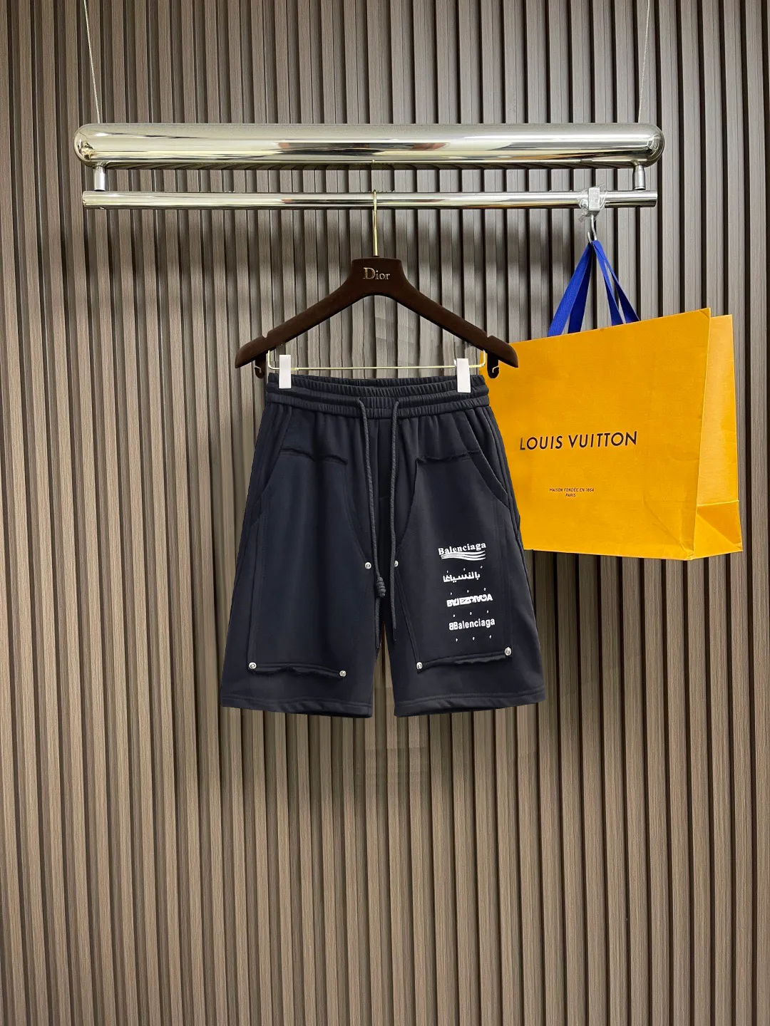 Balenciaga's three-standard complete 2025 summer New Arrival men's casual shorts, advanced custom-made Breathable fabric, Breathable fabric, extremely stretchy and comfortable, impeccable details, top-grade accessories, original logo design concept, delicate and soft feel! The upper body fit is awesome! Size: M-XXXL Please state your height and weight when ordering